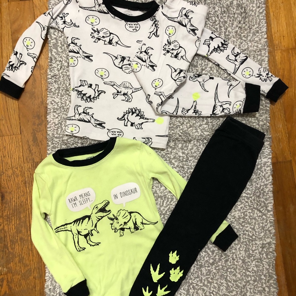 Carters 3t pajama set dinosaurs